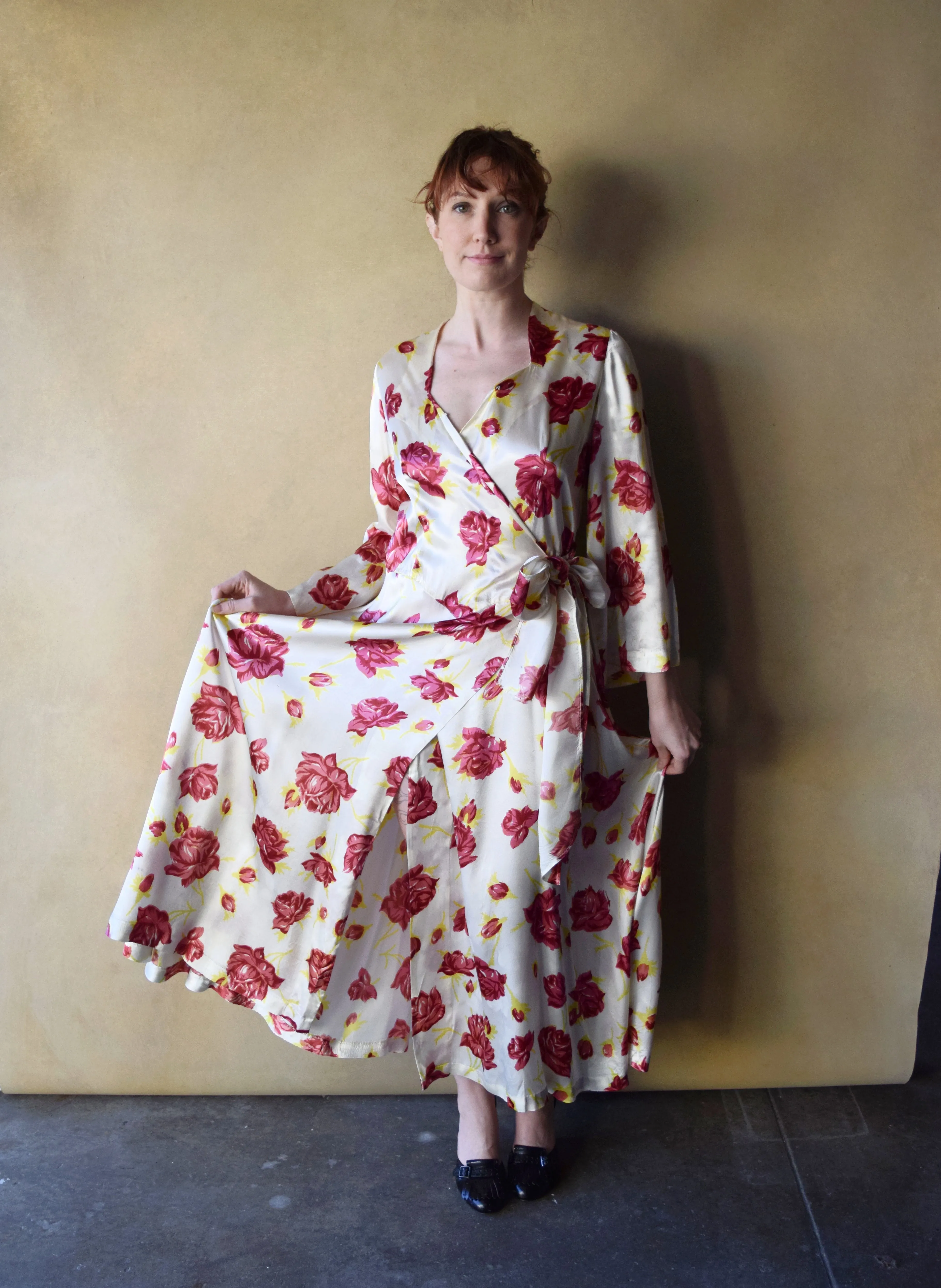 1940s dressing gown . vintage rose print satin dress . size m