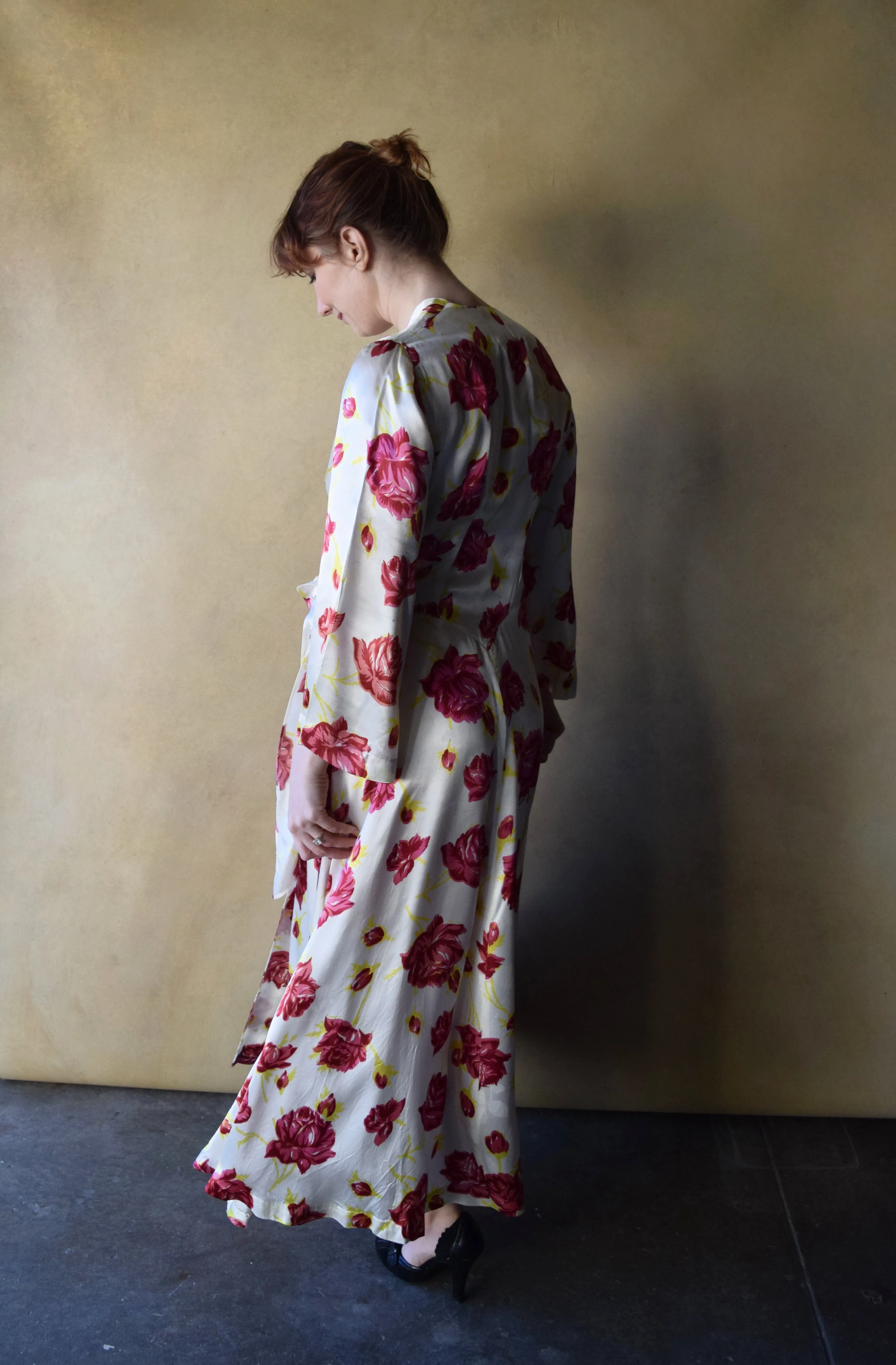 1940s dressing gown . vintage rose print satin dress . size m