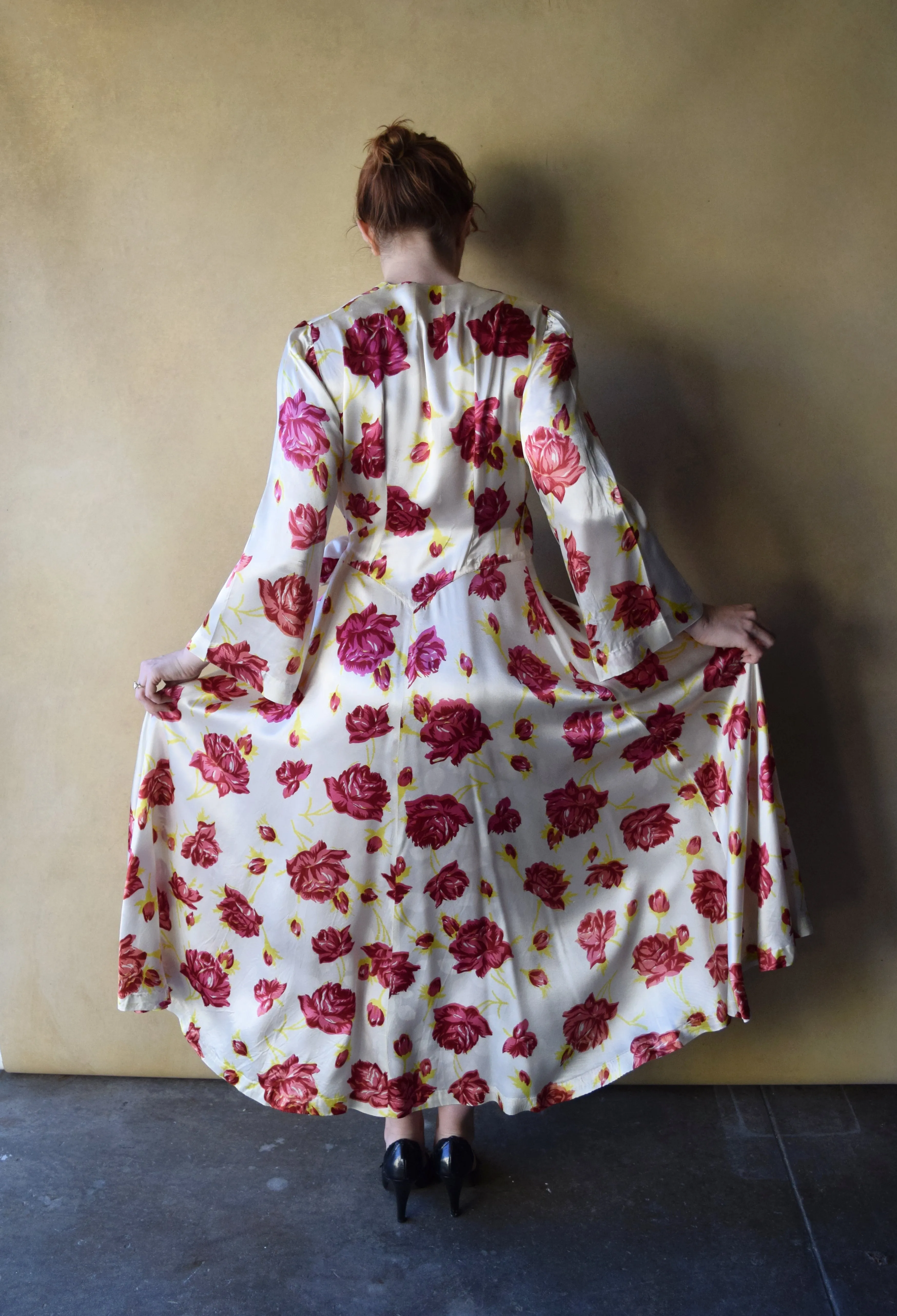 1940s dressing gown . vintage rose print satin dress . size m