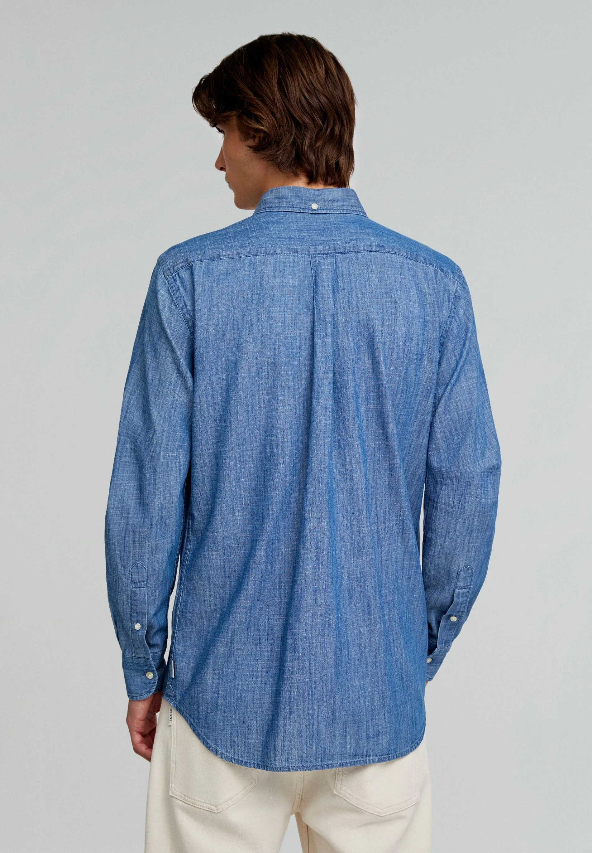 CAMISA DENIM COM SKULL E DECOTE DE BOTÕES