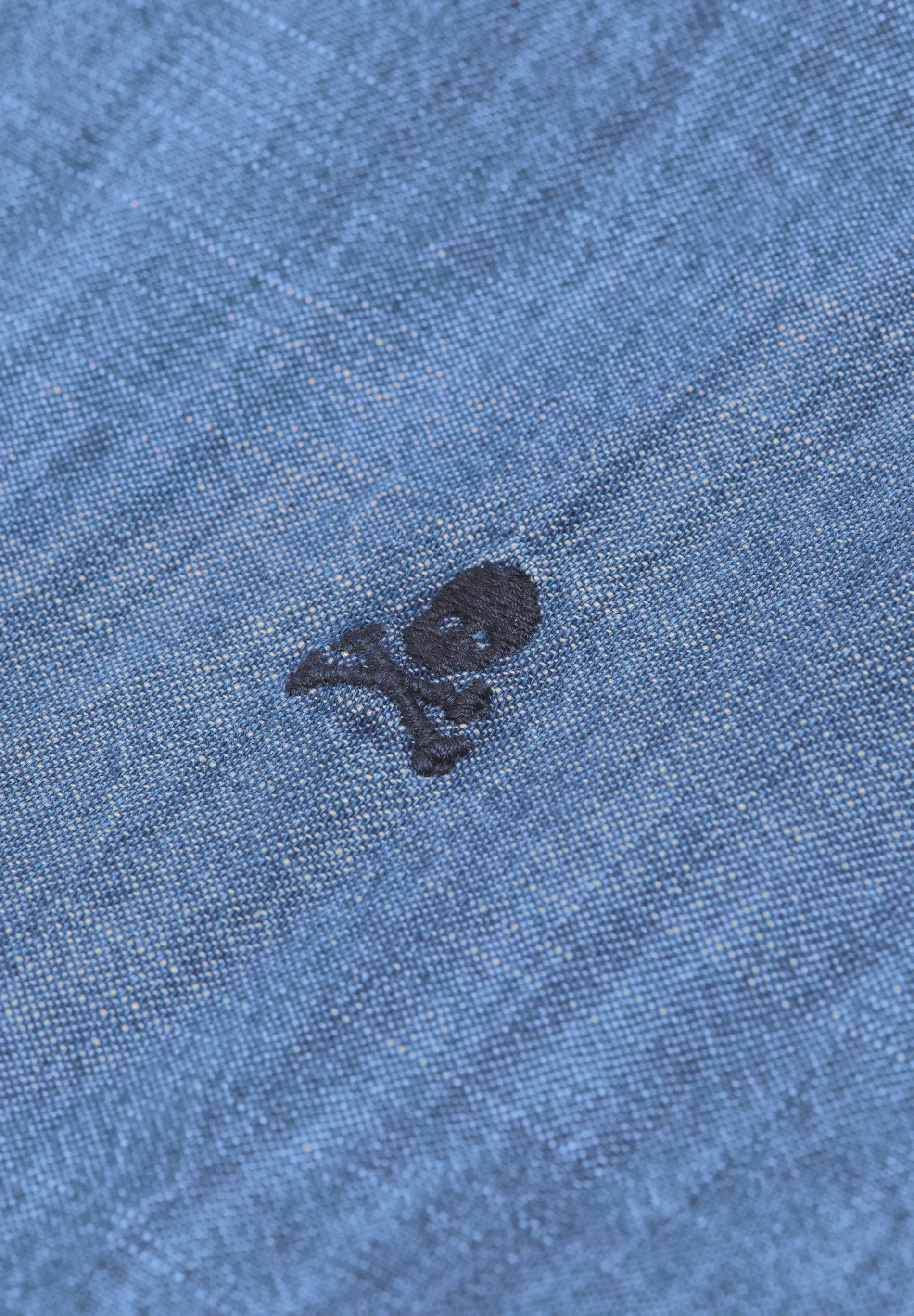 CAMISA DENIM COM SKULL E DECOTE DE BOTÕES