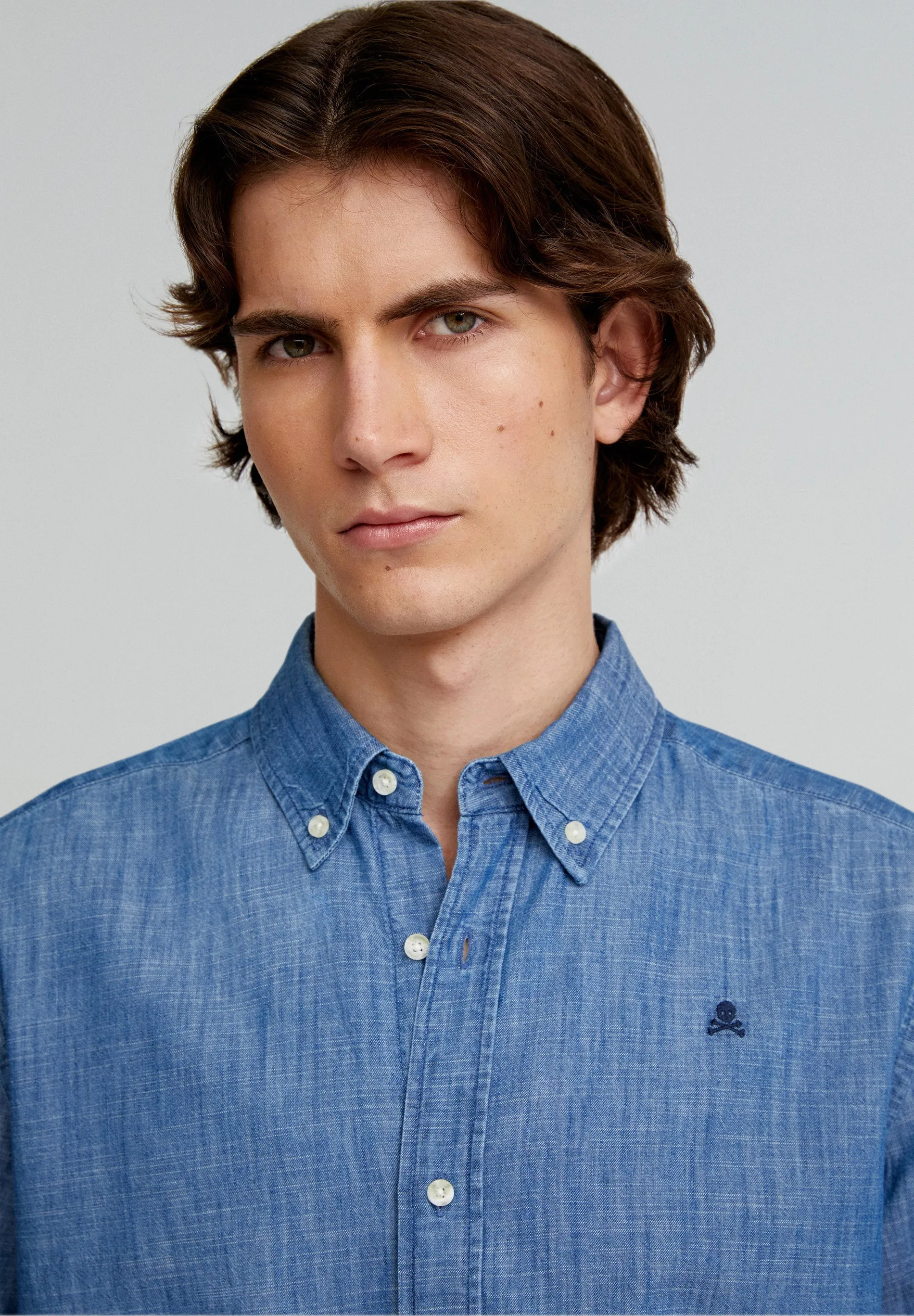 CAMISA DENIM COM SKULL E DECOTE DE BOTÕES