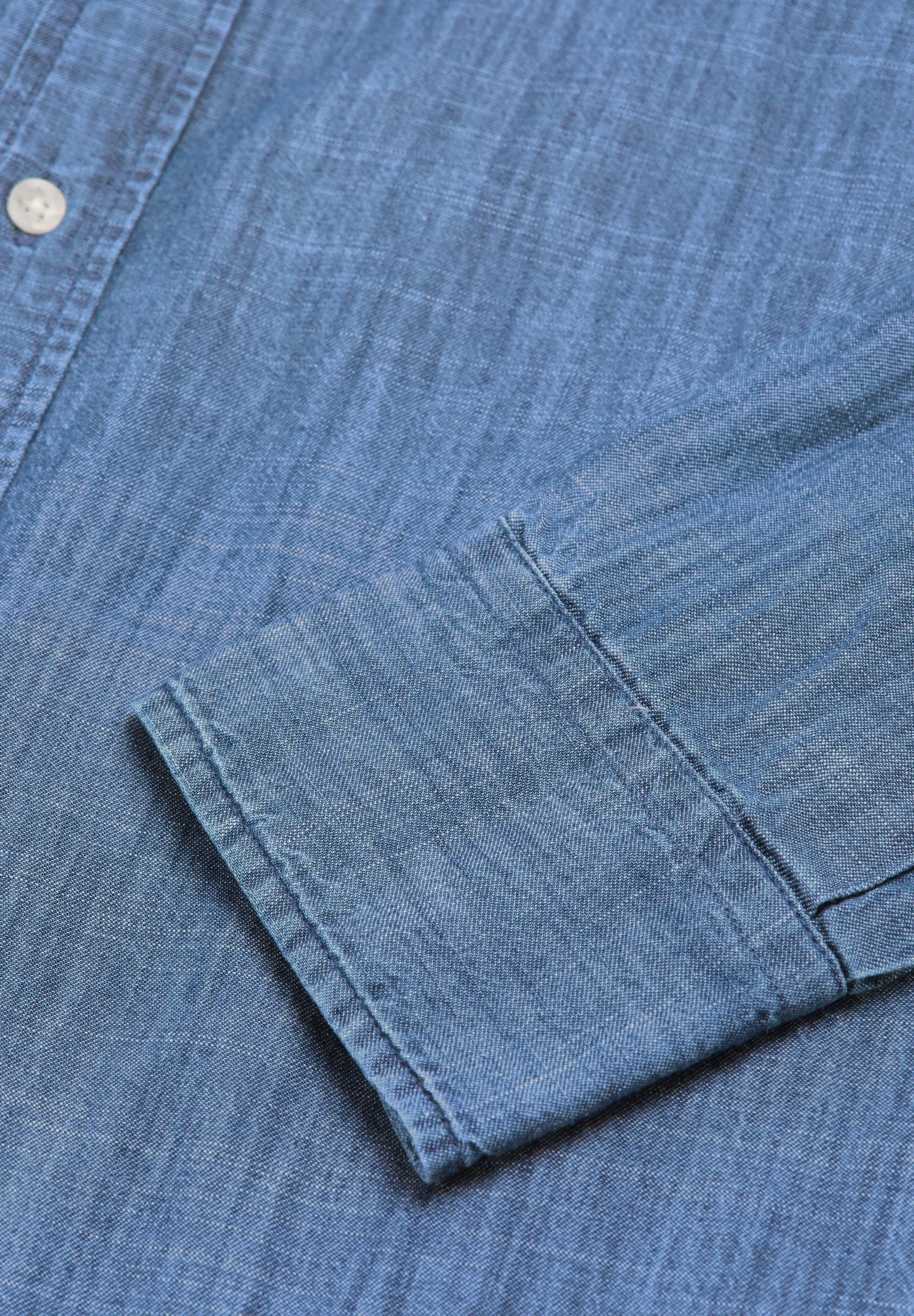 CAMISA DENIM COM SKULL E DECOTE DE BOTÕES