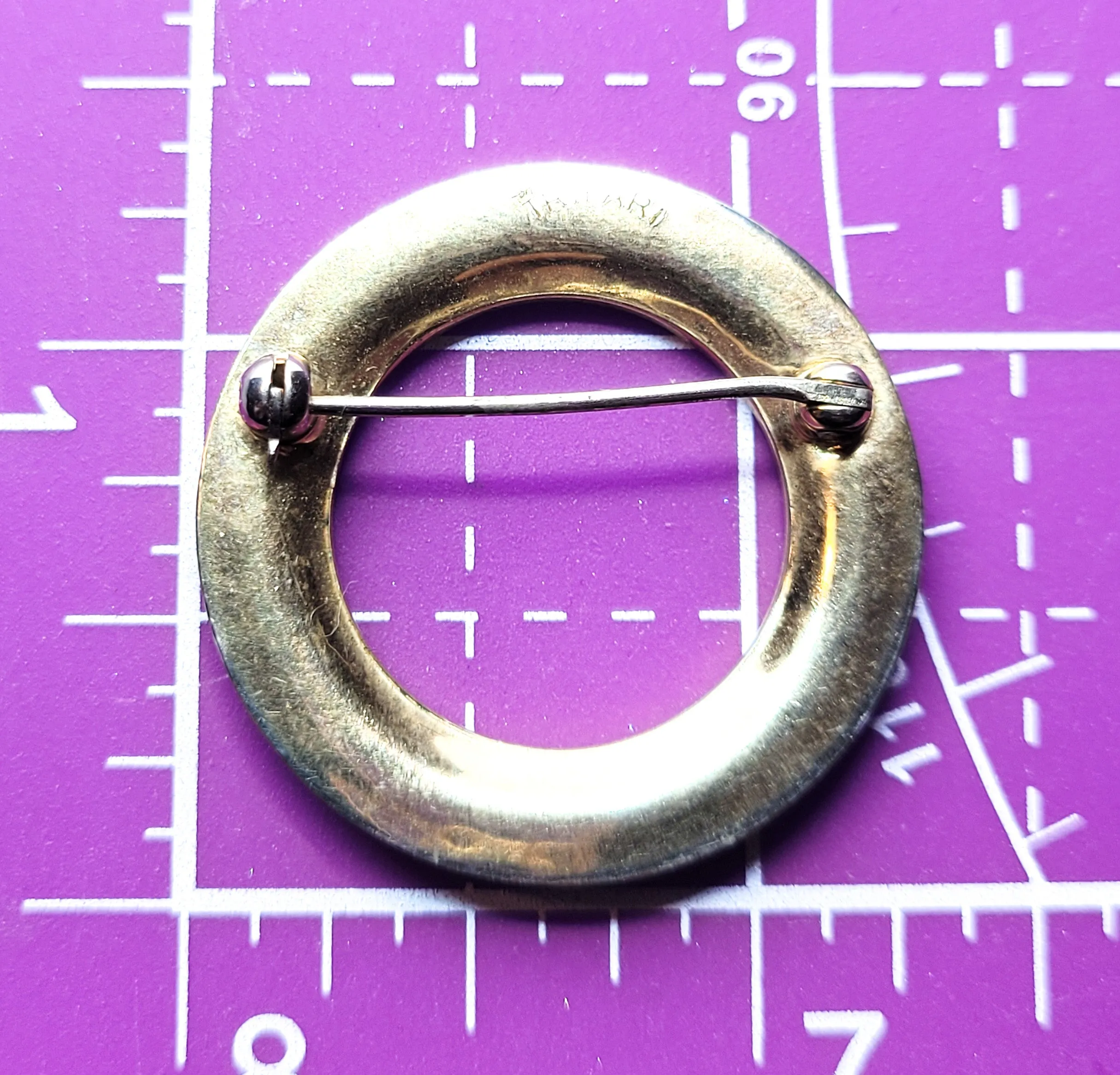 Crown Trifari signed gold toned vintage infinity retro circle brooch