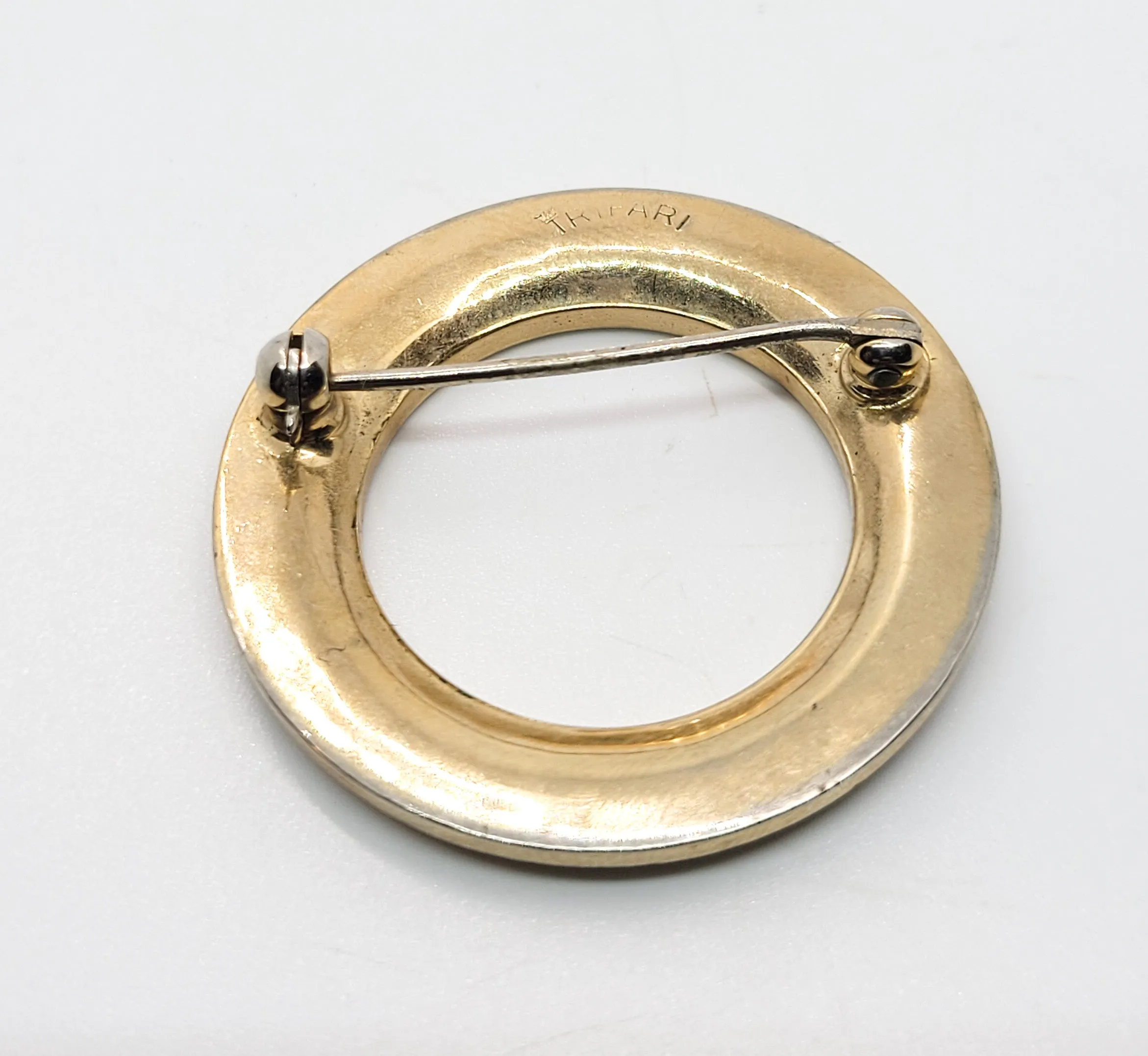 Crown Trifari signed gold toned vintage infinity retro circle brooch