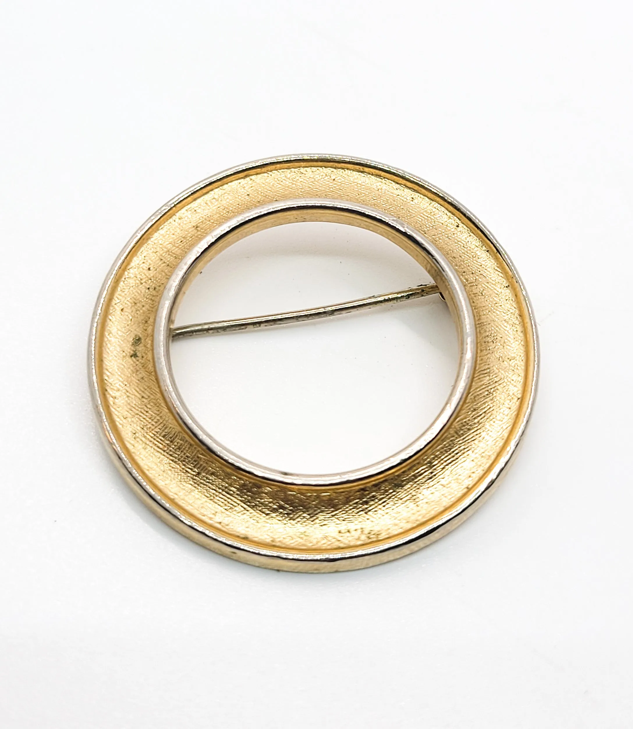 Crown Trifari signed gold toned vintage infinity retro circle brooch