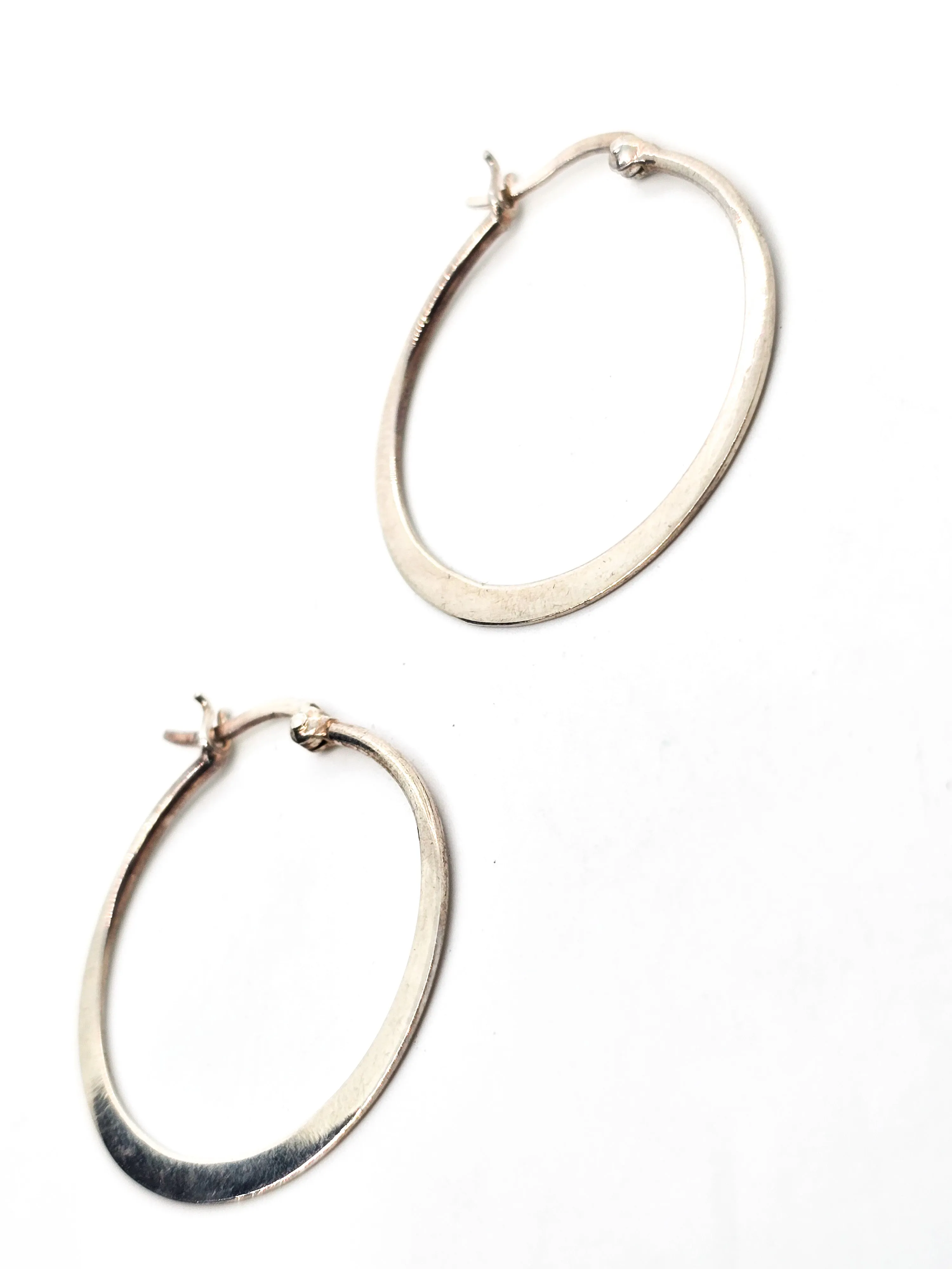 Flat thin retro vintage sterling silver light weight vintage earrings AV TH