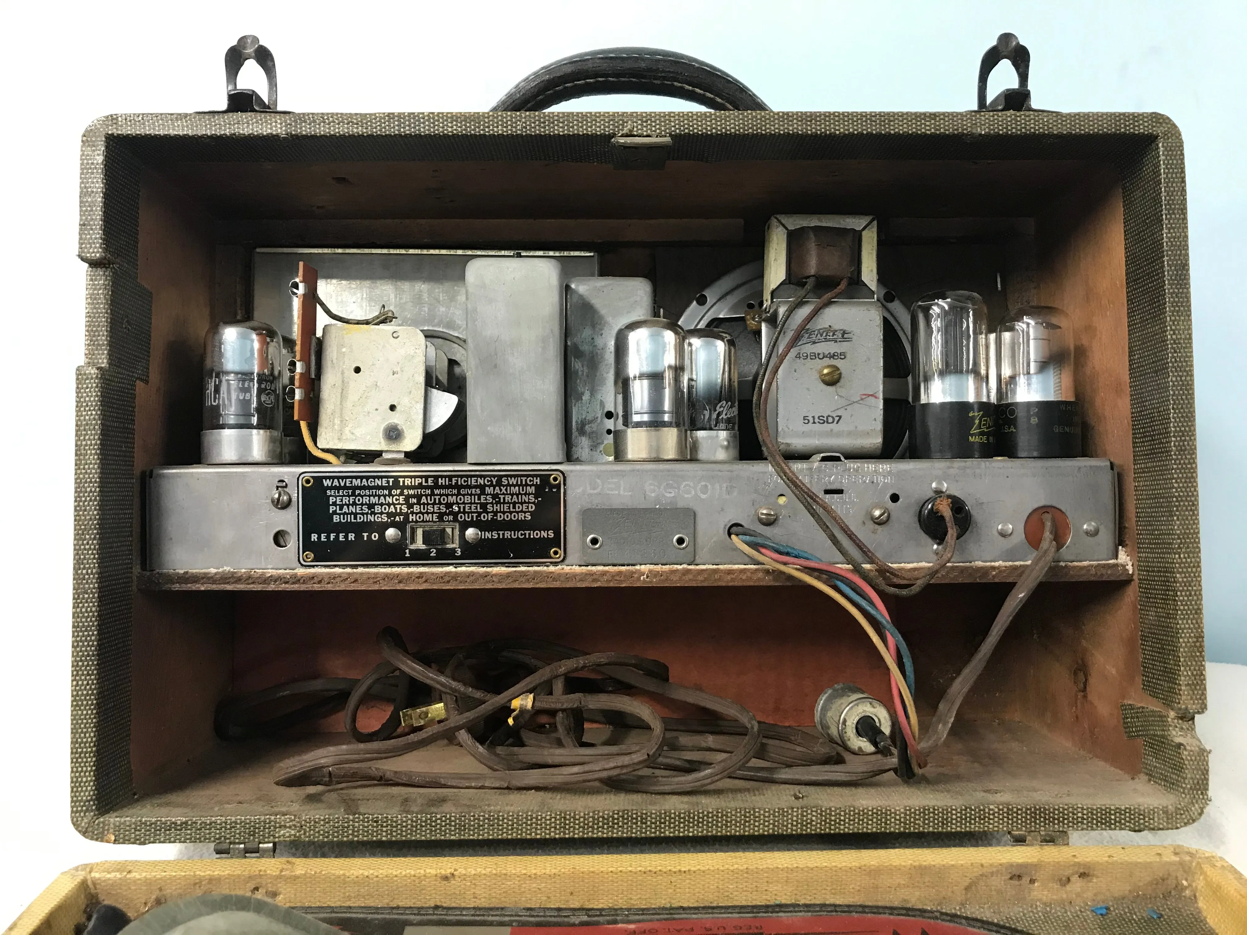 Zenith 6G601D Portable Tube Radio